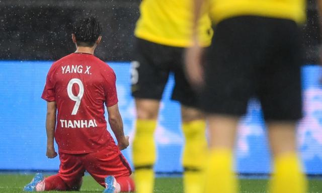 法甲，尼斯补时争议绝杀巴黎，终结对手七连胜登顶引热议